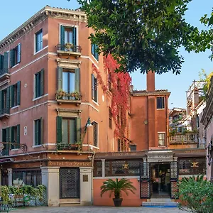 La Fenice Et Des Artistes Otel Venedik